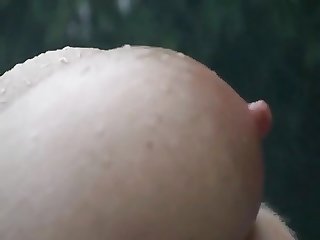 Deutsche Fettsau wichst ihre Fotze im Regen!