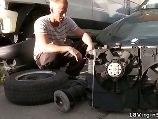 Teen Girlfriend Likes to Fuck Against Cars